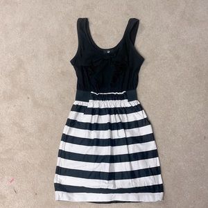 Black and white shirt dress. Size 8, fits small.